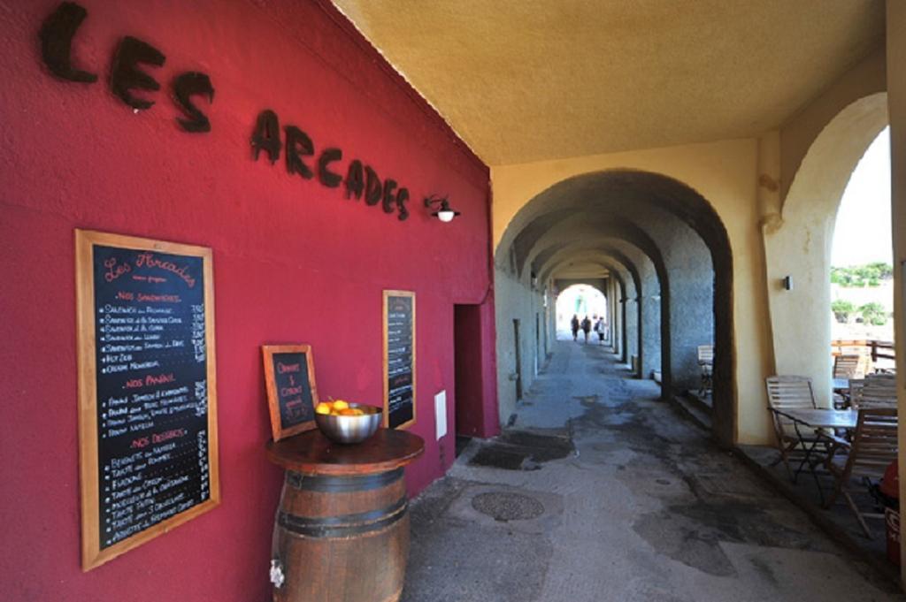 Hotel De La Plage Les Arcades อัลเกจูลา ภายนอก รูปภาพ